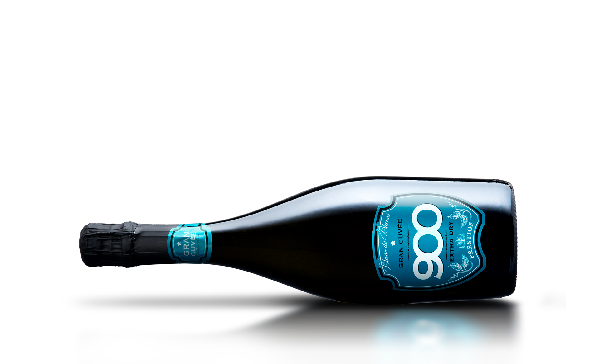 900 wine: bottiglia del spumante Gran Cuvée Prestige adagiata in posizione orizzontale