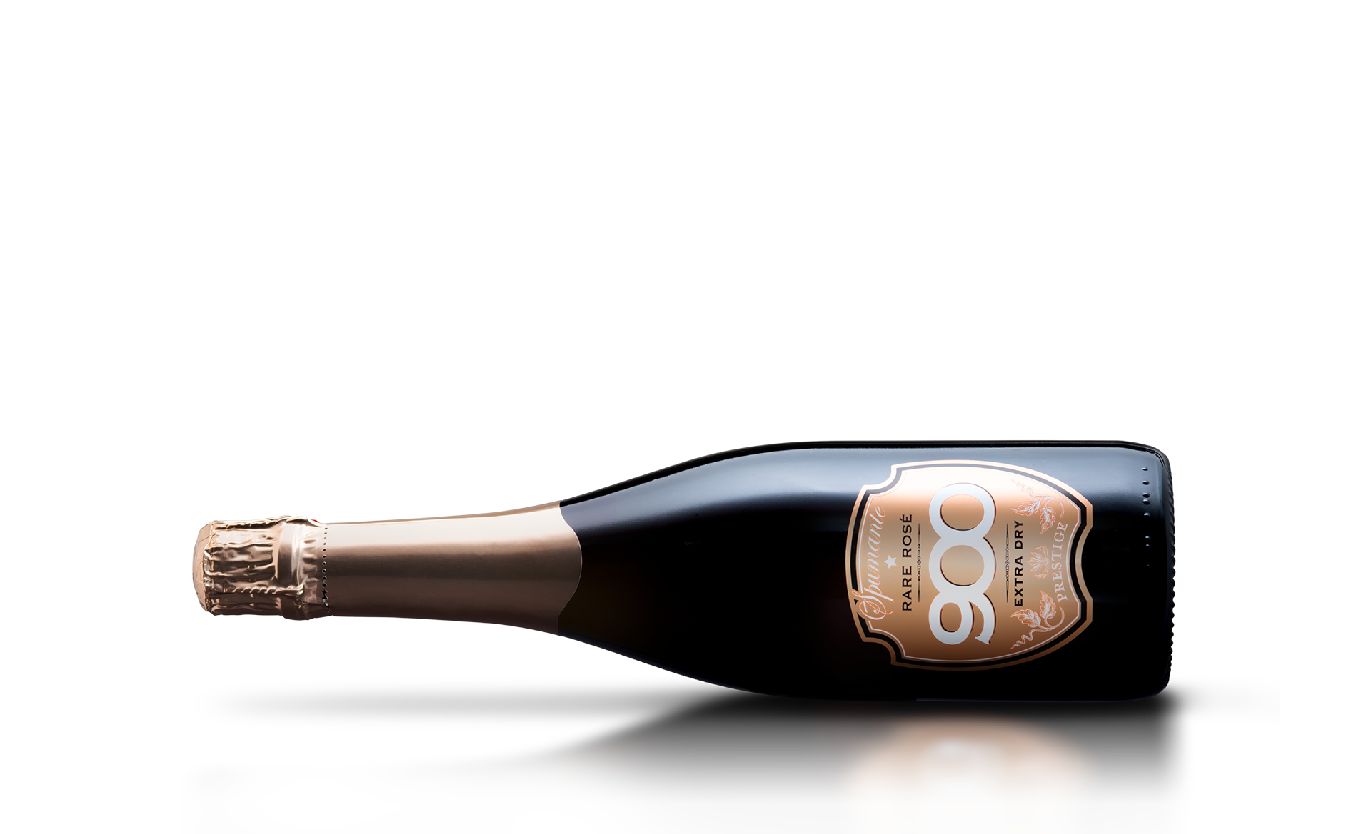 900 wine: bottiglia dello spumante Rare Rosé Prestige adagiata in posizione orizzontale